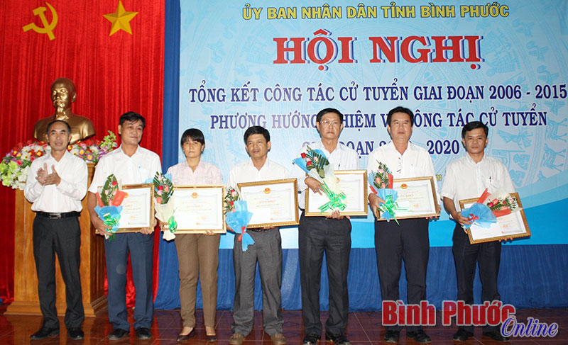 Ph&oacute; chủ tịch UBND tỉnh Nguyễn Tiến Dũng trao bằng khen của UBND tỉnh cho tập thể l&agrave;m tốt c&ocirc;ng t&aacute;c cử tuyển giai đoạn 2006-2015