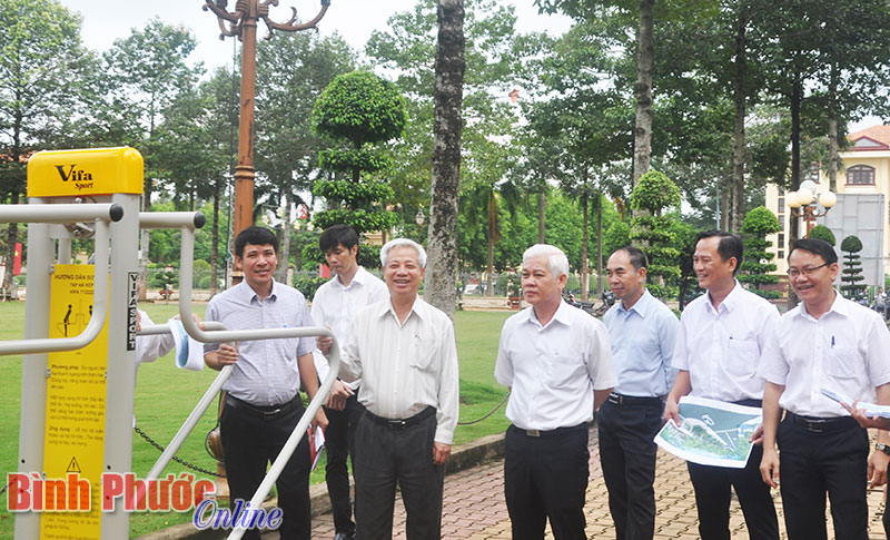 Đồng chí Bí thư Tỉnh ủy Nguyễn Văn Lợi kiểm tra tại khu vực quảng trường tỉnh
