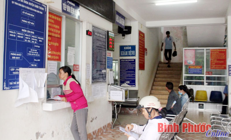 Người dân đến khám, chữa bệnh tại Trung tâm Y tế huyện Chơn Thành