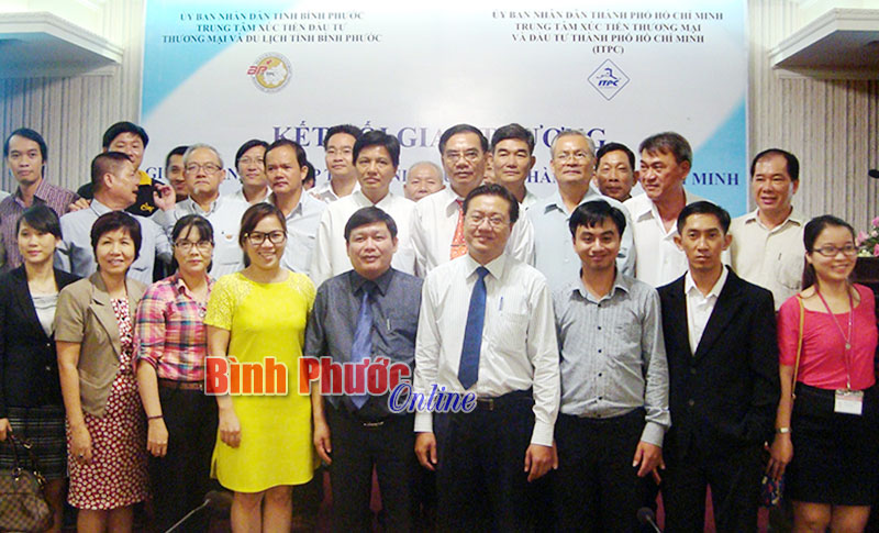 Lãnh đạo ngành chức năng tỉnh Bình Phước và TP. Hồ Chí Minh cùng các doanh nghiệp tại hội thảo kết nối giao thương do 2 địa phương phối hợp tổ chức năm 2015