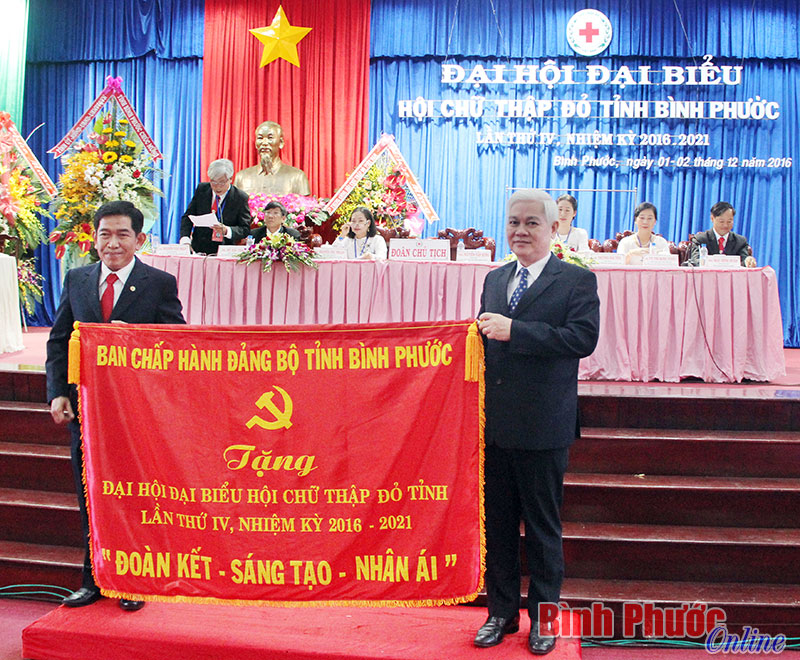 Bí thư Tỉnh ủy Nguyễn Văn Lợi tặng đại hội bức trướng của Ban chấp hành Đảng bộ tỉnh