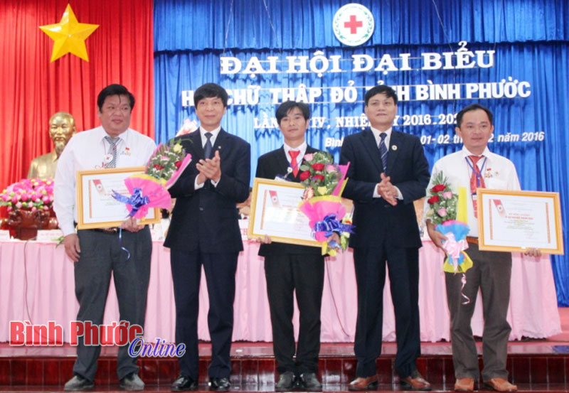 3 cá nhân có thành tích tiêu biểu được Trung ương Hội chữ thập đỏ Việt Nam tặng kỷ niệm chương vì sự nghiệp nhân đạo