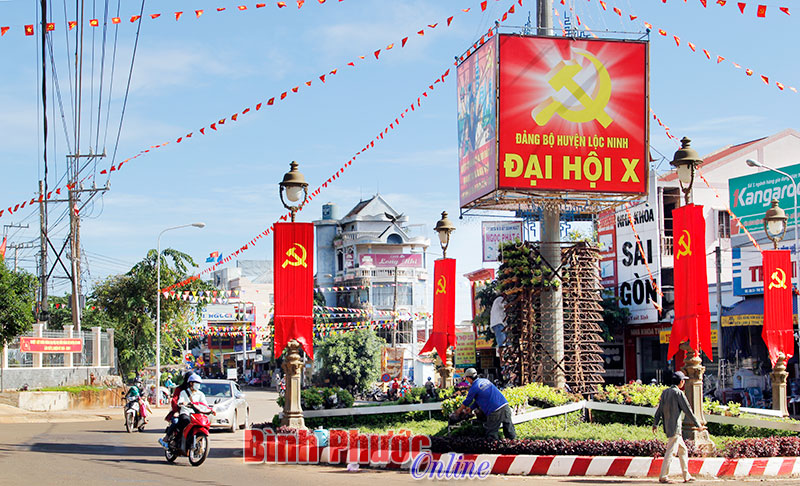 Trang trí đường phố chào mừng Đại hội X, Đảng bộ huyện Lộc Ninh - Ảnh: S.H
