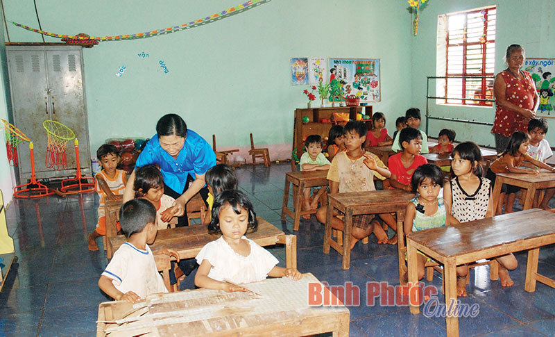 Cô Trần Thị Ban hướng dẫn tư thế ngồi cho học sinh 
