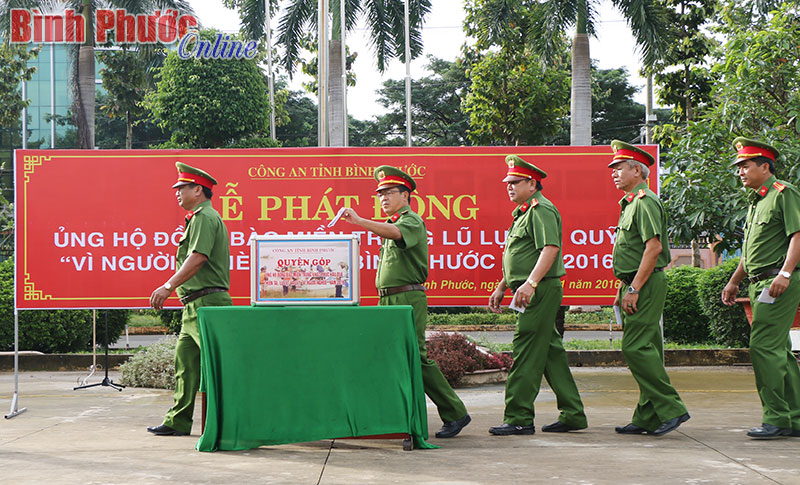 C&ocirc;ng an c&aacute;c đơn vị ph&ograve;ng, trại, trung t&acirc;m quy&ecirc;n g&oacute;p ủng hộ đồng b&agrave;o miền Trung v&agrave; Quỹ &ldquo;V&igrave; người ngh&egrave;o&rdquo; năm 2016