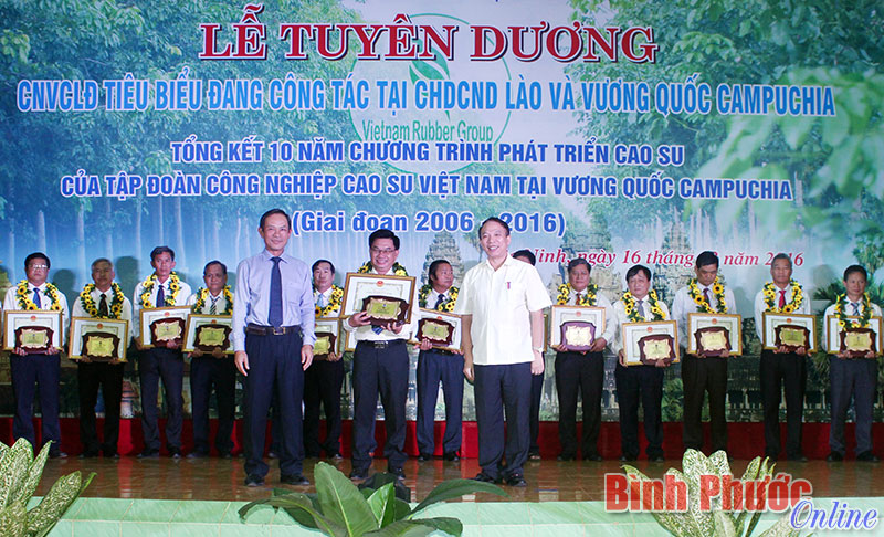 Tổng gi&aacute;m đốc VRG Trần Ngọc Thuận v&agrave; Ph&oacute; chủ tịch LĐLĐ Việt Nam Mai Đức Ch&iacute;nh tặng bằng khen, c&uacute;p cho CBCNV-LĐ c&ocirc;ng t&aacute;c tại Vương quốc Campuchia