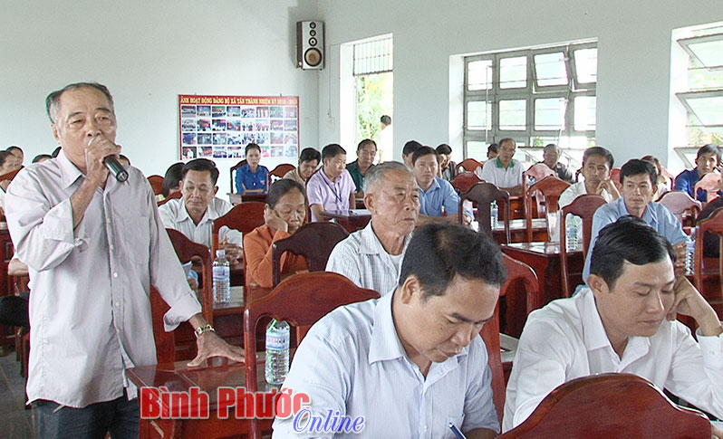 Cử tri x&atilde; T&acirc;n Th&agrave;nh (B&ugrave; Đốp) kiến nghị tại buổi tiếp x&uacute;c - Ảnh: B&ugrave;i Dũng