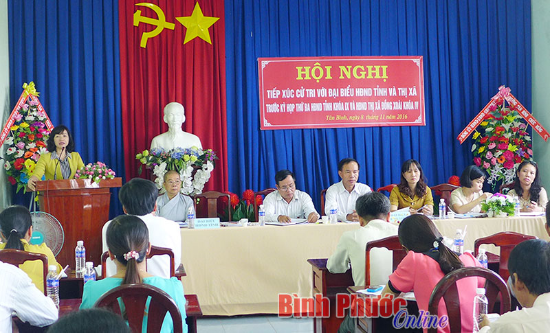 B&agrave; B&ugrave;i Thị Minh Th&uacute;y, Ph&oacute; chủ tịch UBND thị x&atilde; Đồng Xo&agrave;i, đại biểu HĐND tỉnh giải tr&igrave;nh một số &yacute; kiến của cử tri tại buổi tiếp x&uacute;c