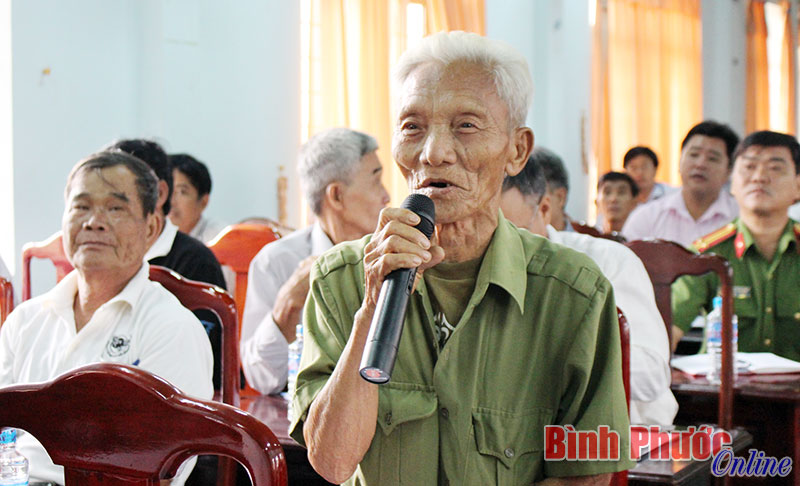 Cử tri Nguyễn Hồng Chuyên, thị trấn Thanh Bình (Bù Đốp) phát biểu tại buổi tiếp xúc