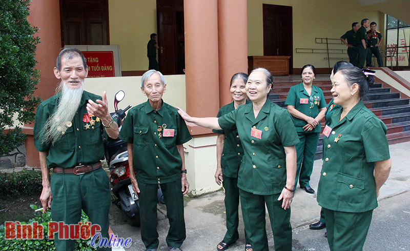 C&aacute;c chiến sĩ một thời hoạt động c&aacute;ch mạng tr&ecirc;n đường Trường Sơn &ocirc;n lại kỷ niệm b&ecirc;n lề đại hội