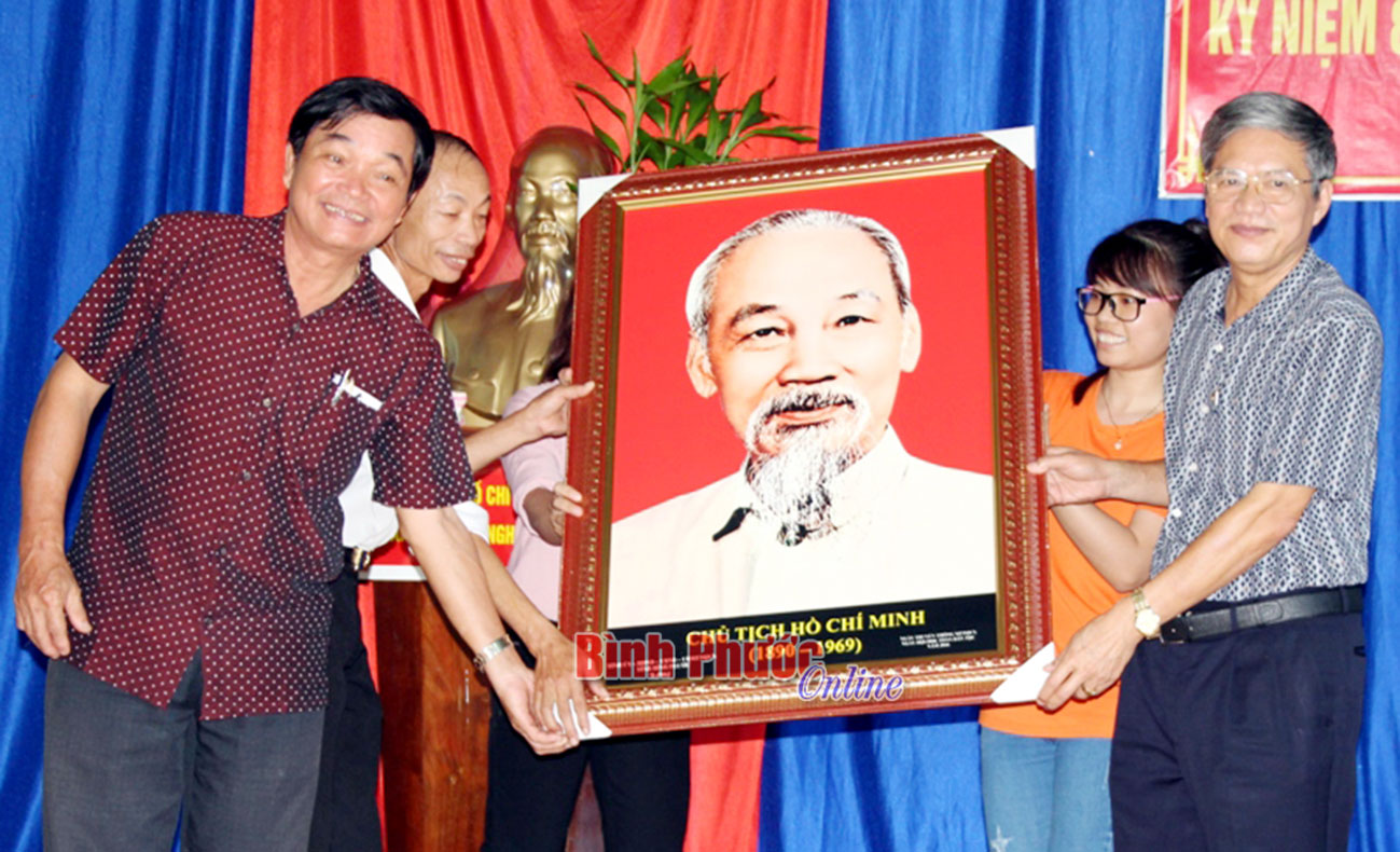 L&atilde;nh đạo tỉnh tặng qu&agrave; cho khu phố 4 