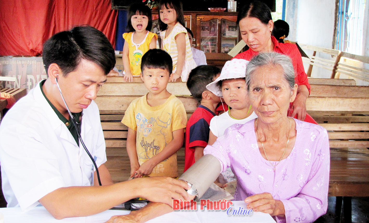 Quân y Binh đoàn 16 (Bộ Quốc phòng) khám, phát thuốc miễn phí cho người dân xã Đắk Nhau, huyện Bù Đăng