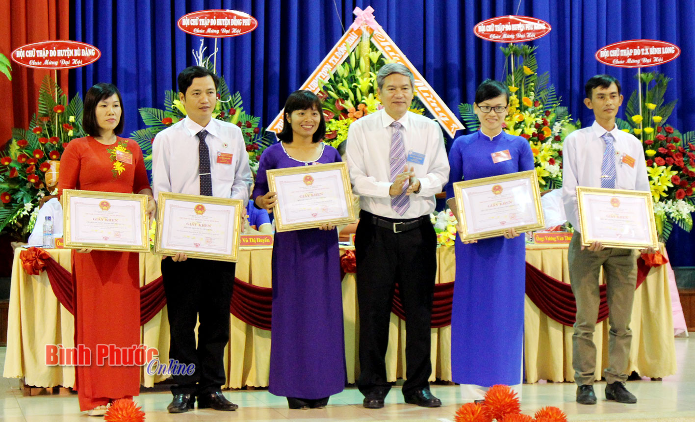 20 tập thể và cá nhân nhận giấy khen của Chủ tịch UBND thị xã Đồng Xoài 