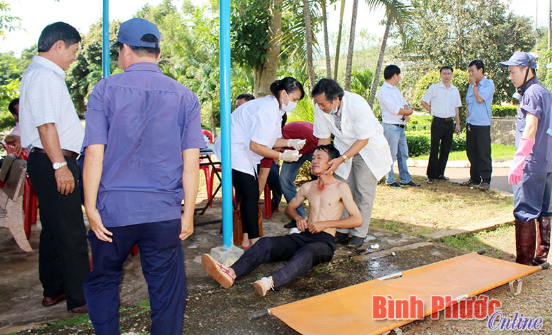 Nhân viên y tế sơ cứu cho nạn nhân tại Xí nghiệp cơ khí chế biến Quản Lợi