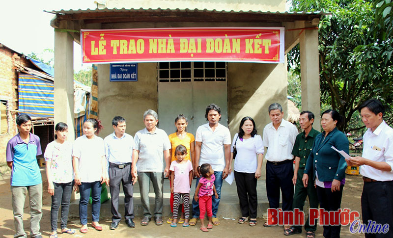 Gia đ&igrave;nh anh Điểu T&agrave;i (giữa) được hỗ trợ x&acirc;y nh&agrave; đại đo&agrave;n kết