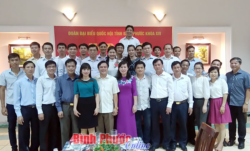 C&aacute;c học vi&ecirc;n chụp h&igrave;nh lưu niệm với Đo&agrave;n đại biểu Quốc hội v&agrave; l&atilde;nh đạo tỉnh