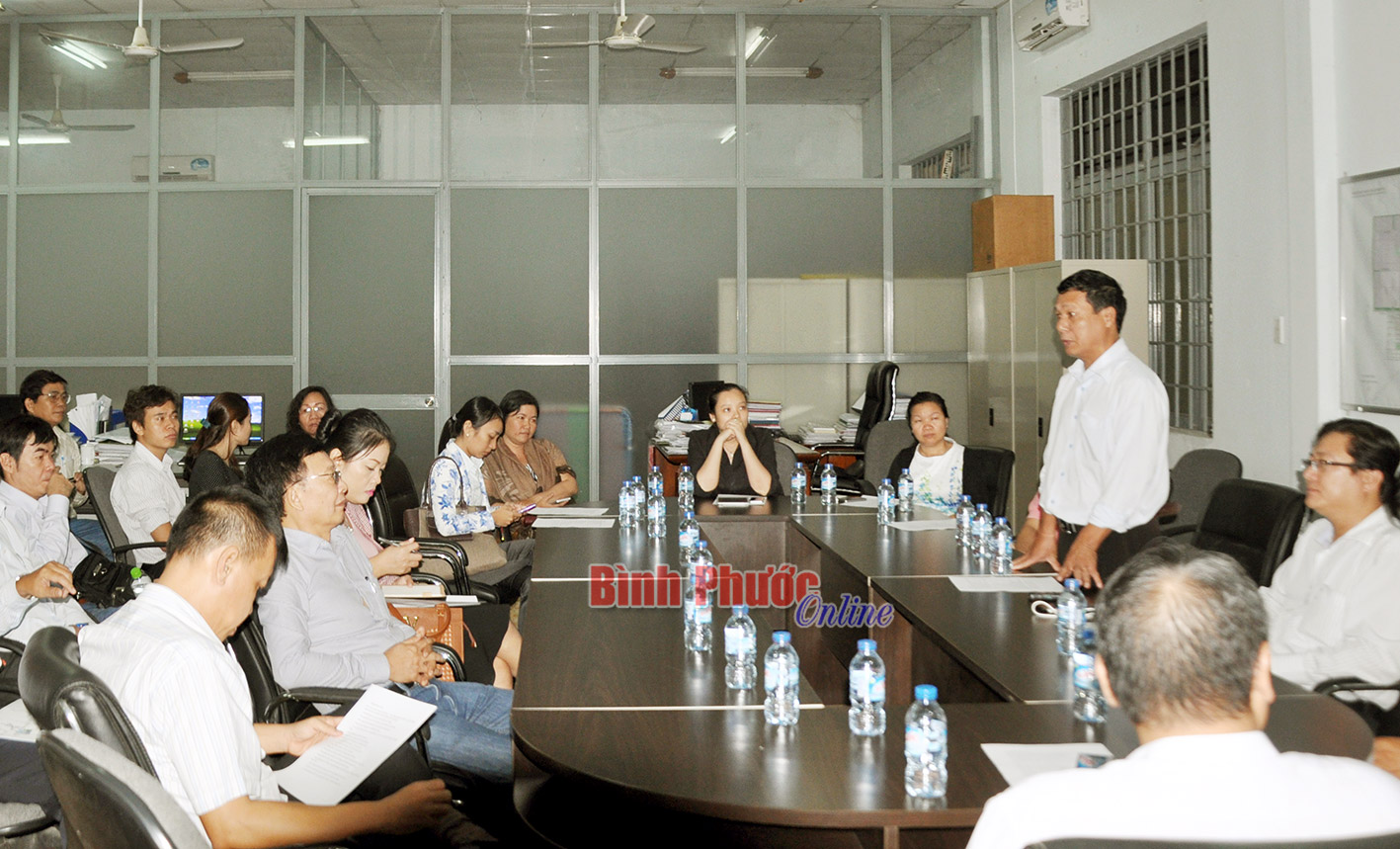 Đoàn nghe lãnh đạo Công ty Becamex Bình Phước giới thiệu các chính sách ưu đãi đầu tư