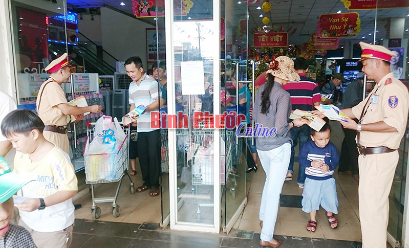 Công an thị xã Đồng Xoài tuyên truyền Luật Giao thông đường bộ tại siêu thị Coop Mart Đồng Xoài