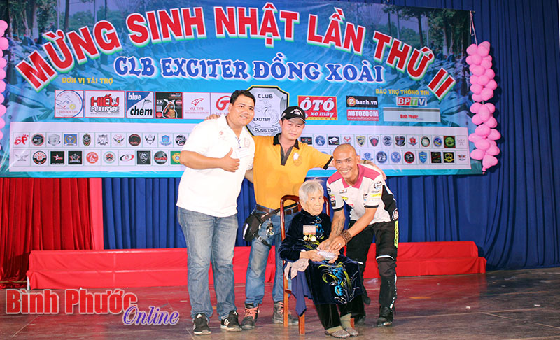 Các thành viên Câu lạc bộ cắt bánh mừng sinh nhật