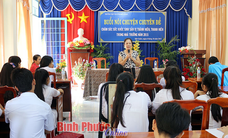 Một buổi nói chuyện chuyên đề tại Trường THPT Nguyễn Hữu Cảnh do Trung tâm DS-KHHGĐ Hớn Quản tổ chức