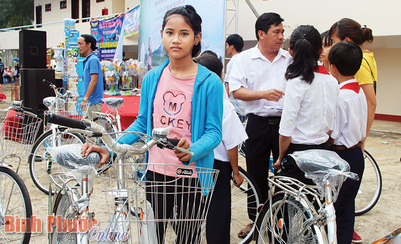 Thị Nha vui mừng nhận xe đạp do Hội Sinh vật cảnh tỉnh tặng