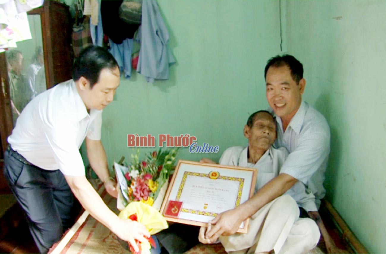 B&iacute; thư Huyện ủy L&ecirc; Ho&agrave;ng L&acirc;m trao Huy hiệu Đảng cho đồng ch&iacute; L&acirc;m S&ocirc;