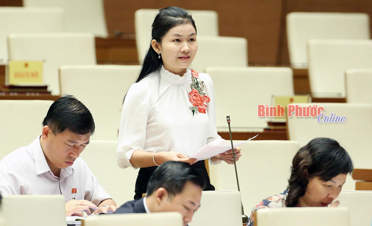 Ph&oacute; trưởng đo&agrave;n ĐBQH tỉnh B&igrave;nh Phước T&ocirc;n Ngọc Hạnh ph&aacute;t biểu tại Hội trường Di&ecirc;n Hồng s&aacute;ng 18-11