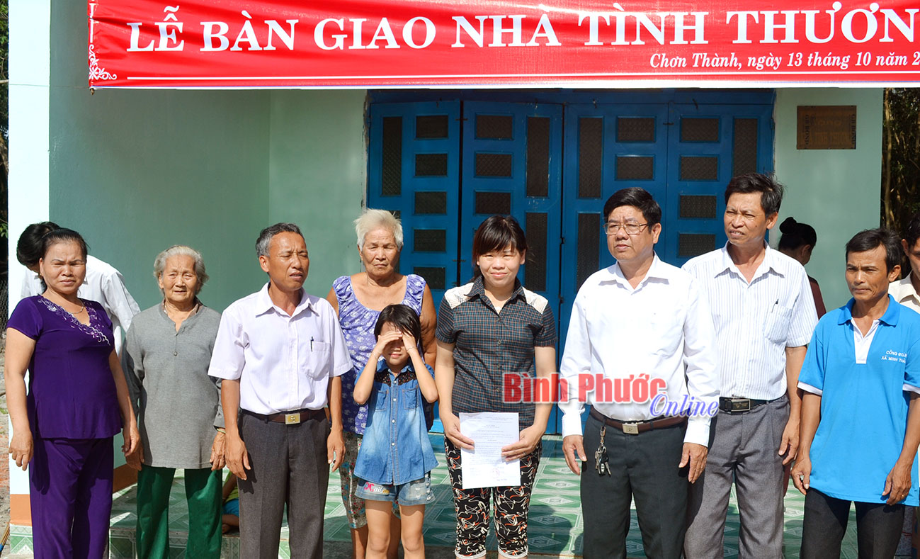 Lãnh đạo Hội nông dân huyện Chơn Thành bàn giao nhà tình thương cho gia đình chị Ngô Thị Hiền