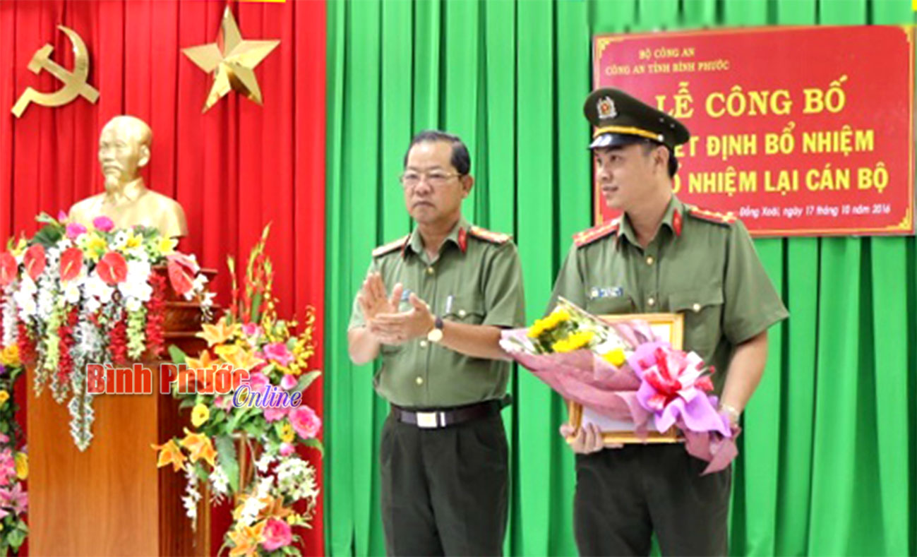 Đại t&aacute; Huỳnh Văn Sách, Ph&oacute; Gi&aacute;m đốc C&ocirc;ng an tỉnh trao quyết định bổ nhiệm Đại úy H&ocirc;̀ Quy&ecirc;́t Thắng