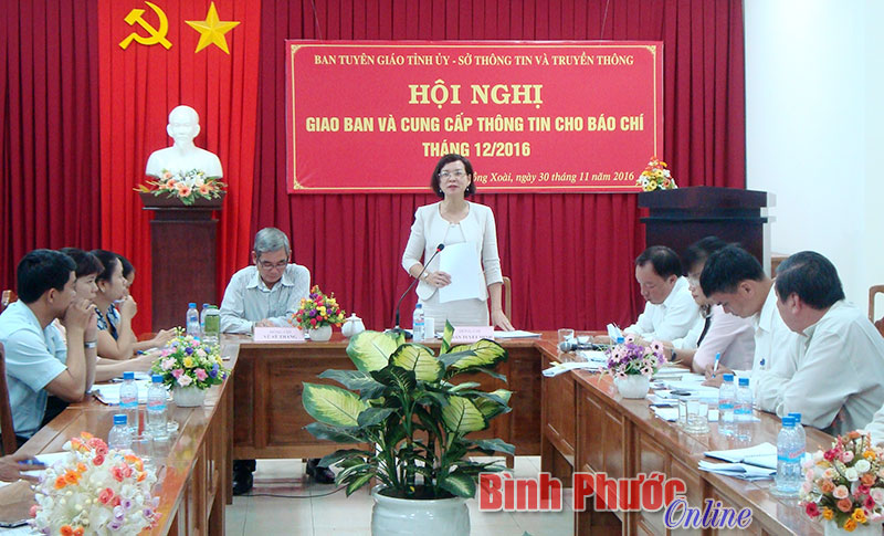 Đồng ch&iacute; Trần Tuyết Minh, Ủy vi&ecirc;n Ban Thường vụ, Trưởng ban Tuy&ecirc;n gi&aacute;o Tỉnh ủy ph&aacute;t biểu chỉ đạo hội nghị