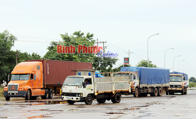 Xe tải tập kết tại Cửa khẩu quốc tế Hoa Lư chờ làm thủ tục xuất hàng sang Campuchia