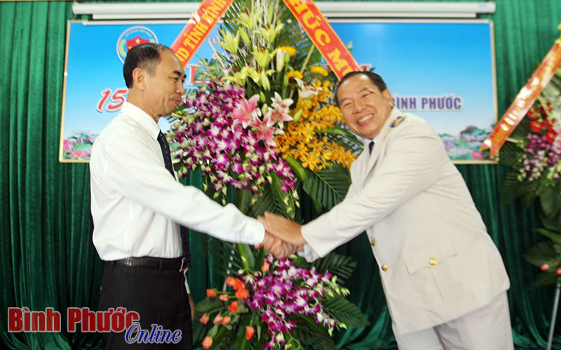 Phó chủ tịch UBND tỉnh Nguyễn Tiến Dũng tặng lẵng hoa chúc mừng Hải quan Bình Phước