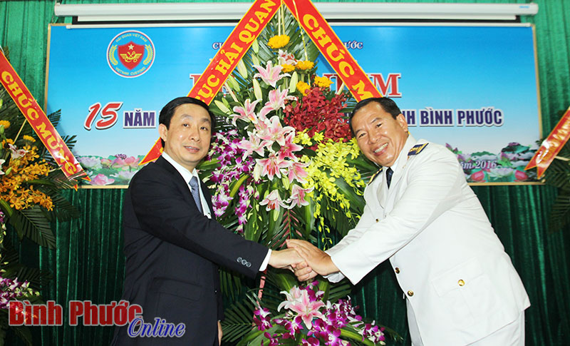 Ông Hoàng Việt Cường, Phó tổng cục trưởng Tổng cục Hải quan tặng lẵng hoa chúc mừng ngành hải quan Bình Phước