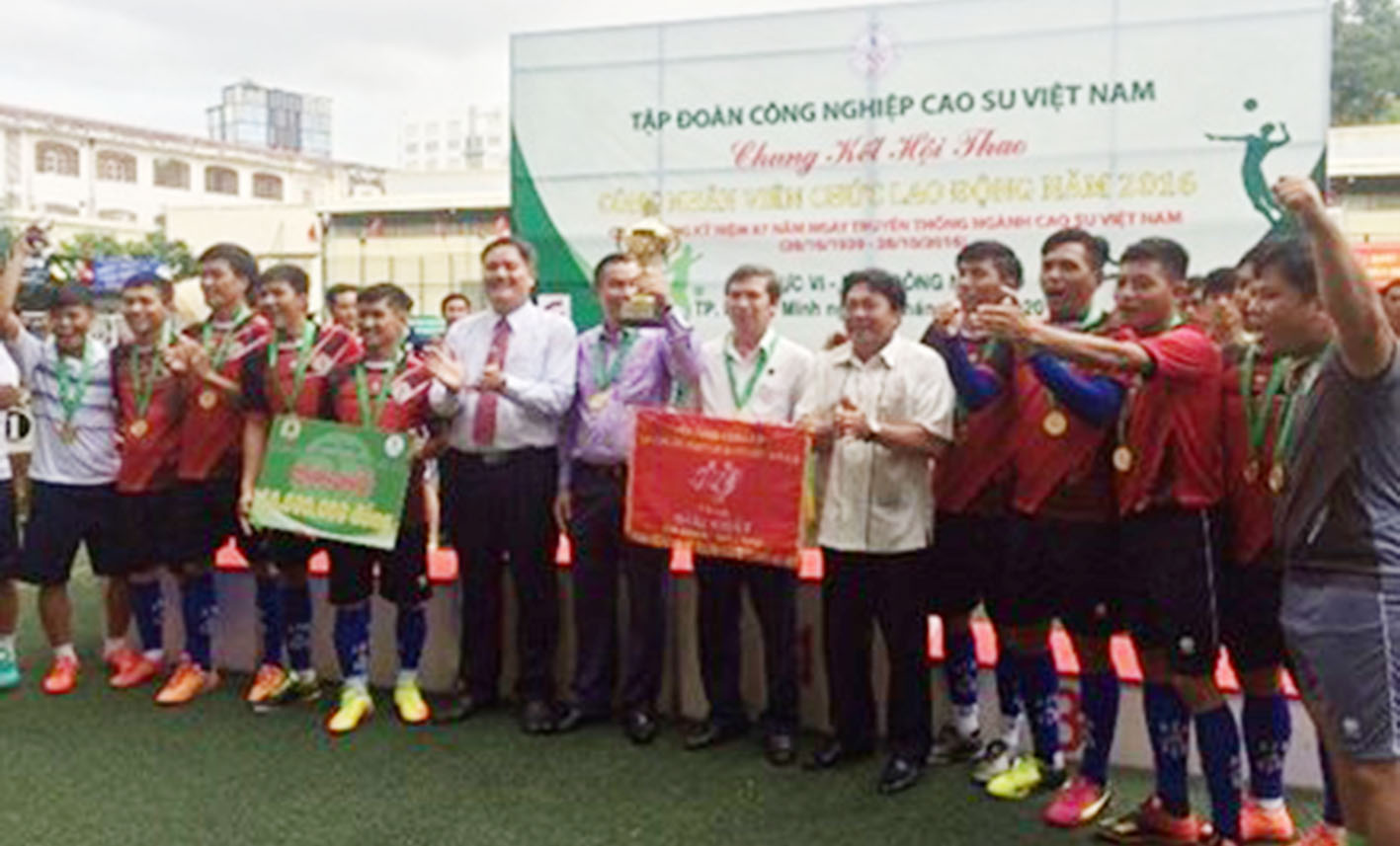 Ông Võ Sĩ Lực (ảnh thứ 6 từ trái qua) Chủ tịch HĐTV VRG và ông Phan Mạnh Hùng (ảnh thứ 5 từ phải qua) trao giải nhất cho đội bóng đá Cty TNHH MTV Caosu Phú Riềng