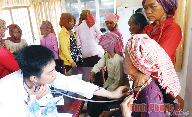 Đoàn y, bác sĩ Bệnh viện Trưng Vương, TP. Hồ Chí Minh khám, phát thuốc miễn phí cho đồng bào DTTS ở Lộc Ninh
