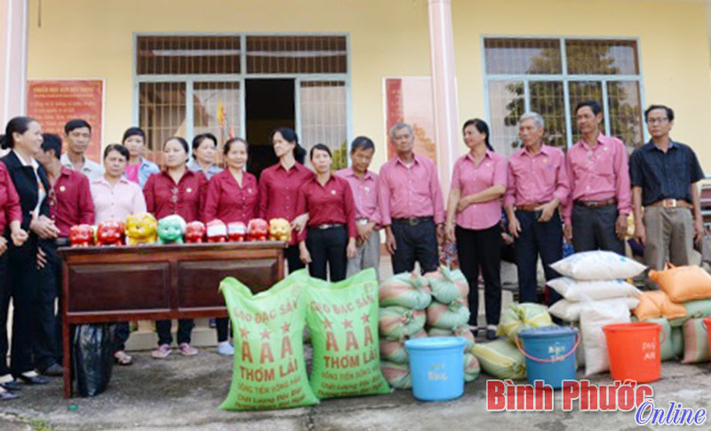 Hội CTĐ phường An Lộc khui heo đất và hũ gạo tình thương