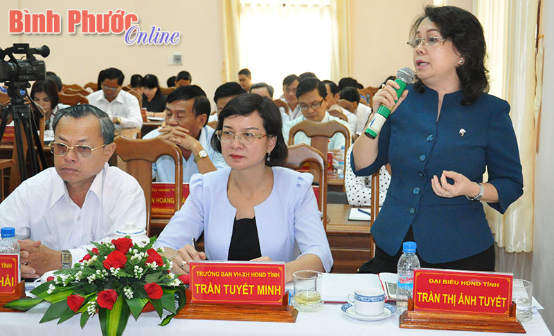 Đại biểu HĐND tỉnh Trần Thị &Aacute;nh Tuyết, Ủy vi&ecirc;n Ban thường vụ Tỉnh ủy, B&iacute; thư Huyện ủy Lộc Ninh chất vấn tại hội nghị