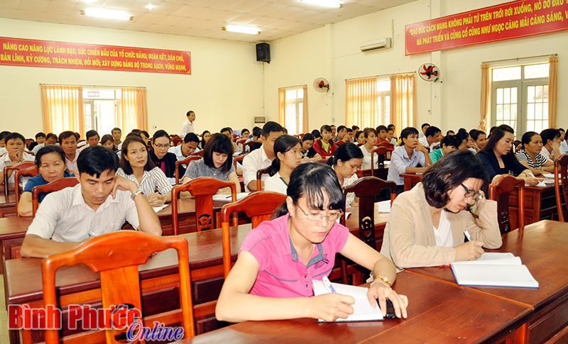 Các học viên tham dự lớp nhận thức về Đảng do Đảng bộ khối các cơ quan tỉnh tổ chức trong tháng 10-2016