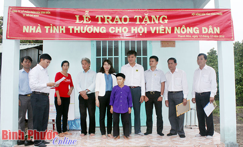 Lễ trao tặng nhà tình thương cho bà Triệu Thị Làn
