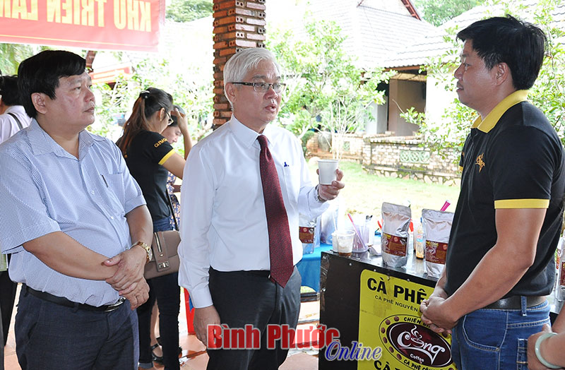 B&iacute; thư Tỉnh ủy B&igrave;nh Phước Nguyễn Văn Lợi thăm gian trưng b&agrave;y của c&agrave; ph&ecirc; C&ocirc;ng tại hội thảo