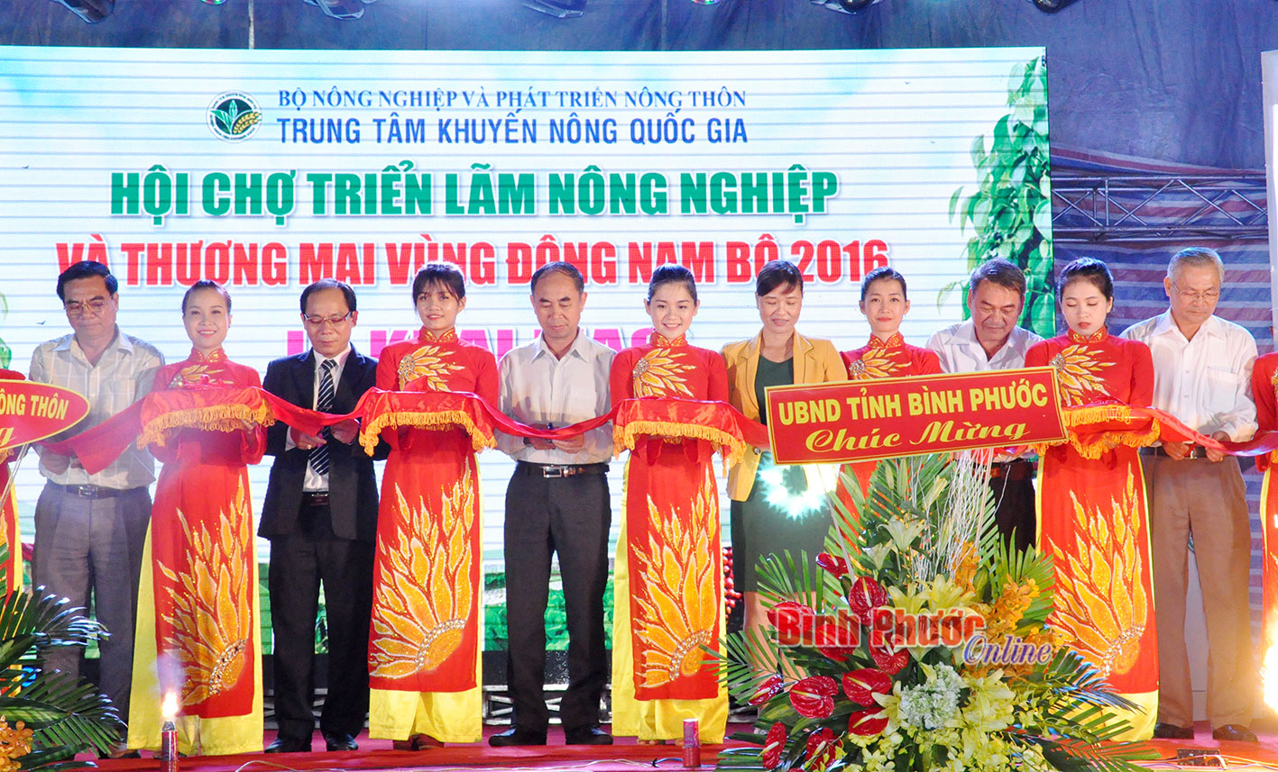 Đại diện Bộ Nông nghiệp và Phát triển Nông thôn cùng lãnh đạo tỉnh Bình Phước cắt băng khai mạc hội chợ 