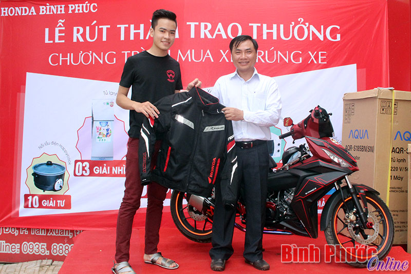 Đại diện công ty TNHH Honda Bình Phúc, Ông Nguyễn Thanh Tùng, trao giải nhì cho khách hàng may mắn