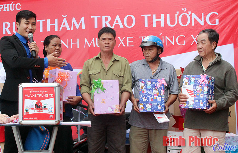 Khách hàng may mắn nhận các giải thưởng giá trị của công ty