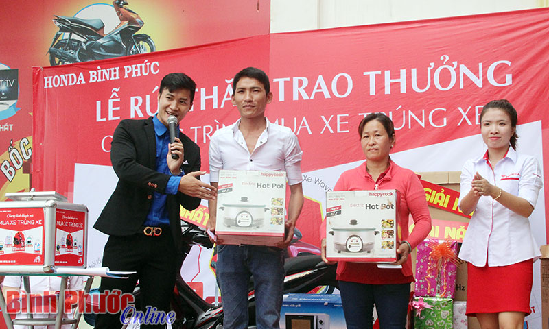 Khách hàng may mắn nhận các giải thưởng giá trị của công ty