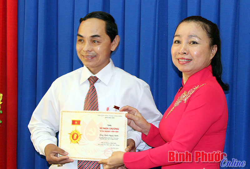 Ủy vi&ecirc;n Ban Thường vụ, Trưởng ban D&acirc;n vận Tỉnh ủy L&ecirc; Thị Xu&acirc;n Trang trao kỷ niệm chương v&igrave; sự nghiệp d&acirc;n vận cho đồng ch&iacute; Đinh Ngọc Sinh