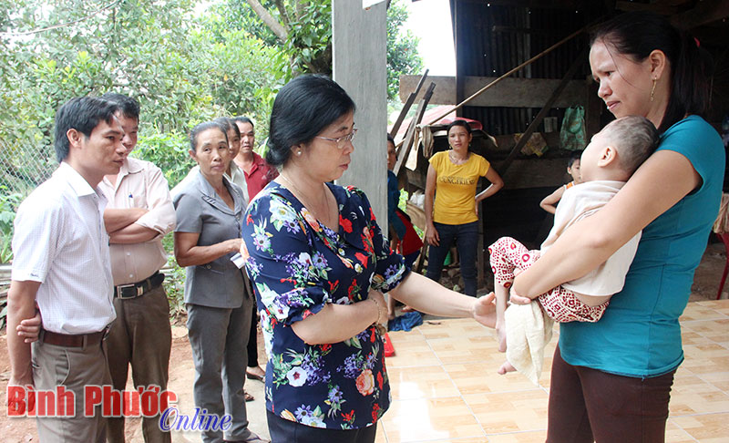 Chủ tịch Hội phụ nữ Bù Đăng Nguyễn Thị Hoa thăm hỏi hoàn cảnh chị Nông Thị Quy tại xã Bình Minh