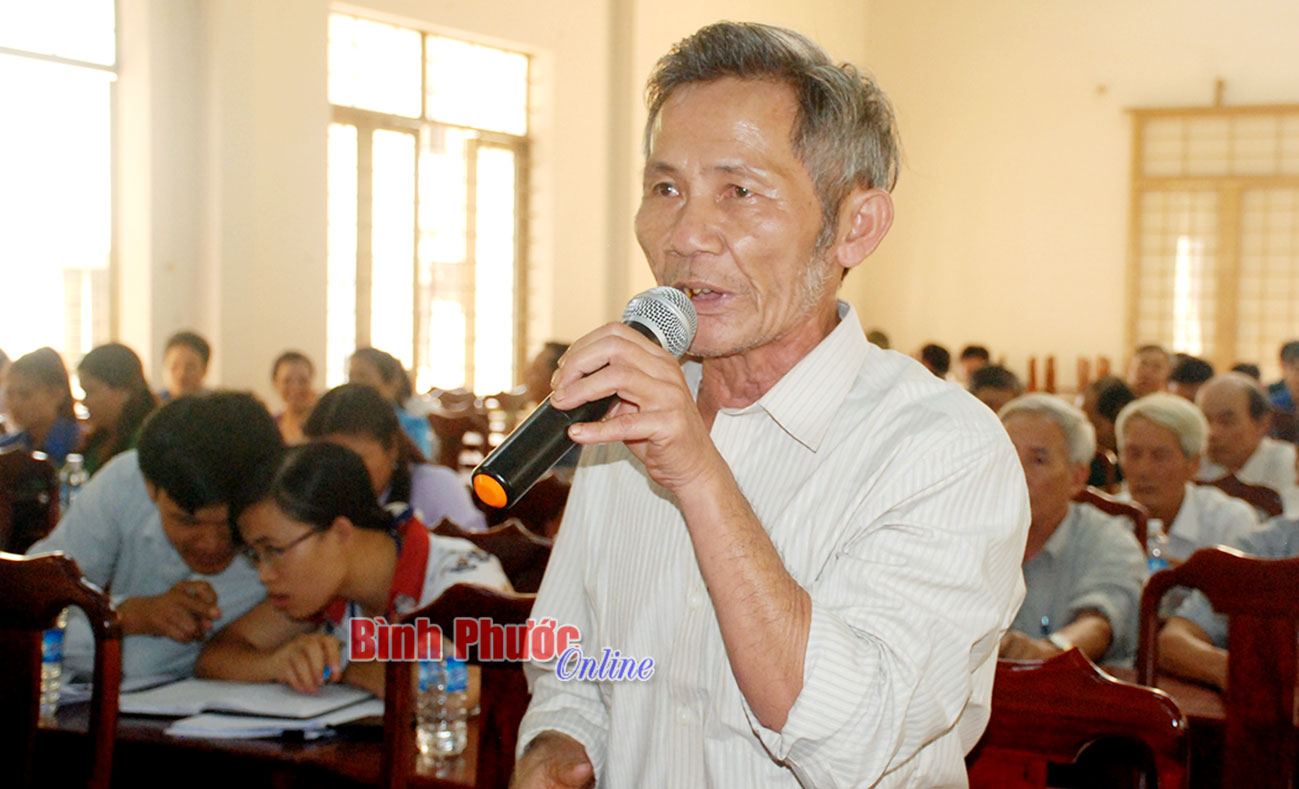 Cử tri x&atilde; Thuận Ph&uacute; kiến nghị với đo&agrave;n đại biểu