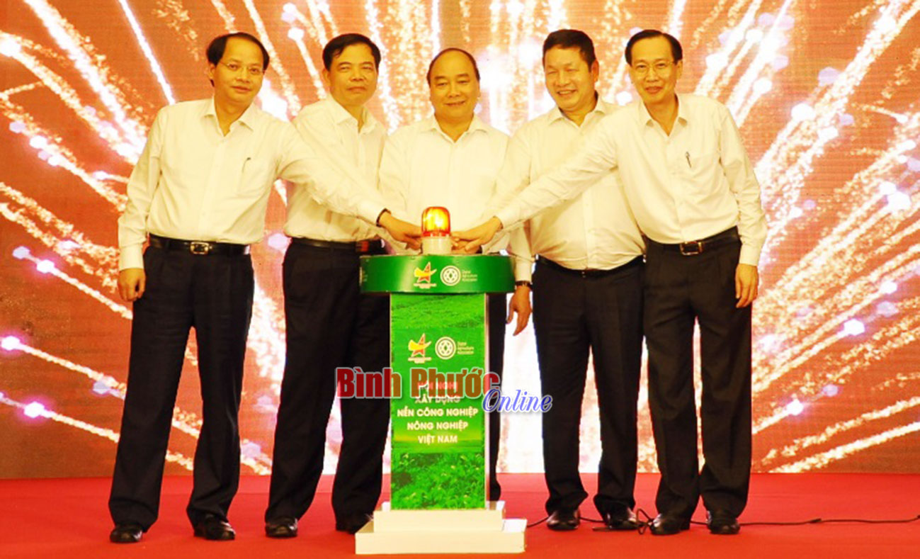 Thủ tướng Chính phủ Nguyễn Xuân Phúc cùng lãnh đạo các bộ, ngành, địa phương nhấn nút khai trương chuỗi thực phẩm sạch Hà Nội và TP. Hồ Chí Minh 
