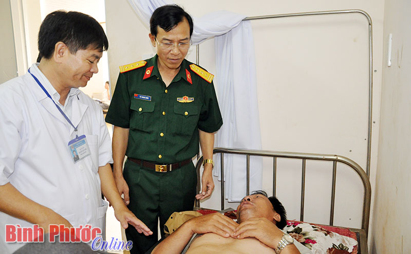 Bác sĩ Võ Thành Mười, Giám đốc Bệnh viện Quân dân y Binh đoàn 16 tới giường bệnh thăm hỏi các bệnh nhân 