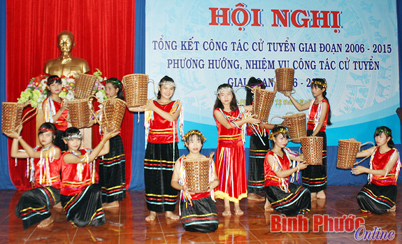 Học sinh Trường Phổ th&ocirc;ng D&acirc;n tộc nội tr&uacute; THCS Lộc Ninh biểu diễn văn nghệ ch&agrave;o mừng tổng kết 10 năm thực hiện c&ocirc;ng t&aacute;c cử tuyển